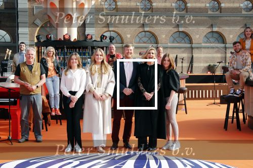 Den Haag 28 april 2021
Concert the streamers bij paleis Noordeinde. Koning Willem Alexander Koningin Maxima prinses Amalia Alexia Ariane zijn aanwezig . The streamers bestaan oa uit Guus Meeuwis Thomas Acda Paul deMunnik Roel v Velzen Raycoon Nick Schilder Simon Keizer Paul de Leeuw Davina Michelle Rolf Sanchez Maan Suzanne en Freek Armin v Buuren Danny Vera Sanne Hans (Miss Montreal) Duncan Laurence Frank Lammers Diggy Dex Kraantje Pappie
