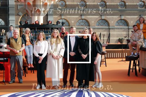 Den Haag 28 april 2021
Concert the streamers bij paleis Noordeinde. Koning Willem Alexander Koningin Maxima prinses Amalia Alexia Ariane zijn aanwezig . The streamers bestaan oa uit Guus Meeuwis Thomas Acda Paul deMunnik Roel v Velzen Raycoon Nick Schilder Simon Keizer Paul de Leeuw Davina Michelle Rolf Sanchez Maan Suzanne en Freek Armin v Buuren Danny Vera Sanne Hans (Miss Montreal) Duncan Laurence Frank Lammers Diggy Dex Kraantje Pappie