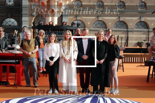 Den Haag 28 april 2021
Concert the streamers bij paleis Noordeinde. Koning Willem Alexander Koningin Maxima prinses Amalia Alexia Ariane zijn aanwezig . The streamers bestaan oa uit Guus Meeuwis Thomas Acda Paul deMunnik Roel v Velzen Raycoon Nick Schilder Simon Keizer Paul de Leeuw Davina Michelle Rolf Sanchez Maan Suzanne en Freek Armin v Buuren Danny Vera Sanne Hans (Miss Montreal) Duncan Laurence Frank Lammers Diggy Dex Kraantje Pappie