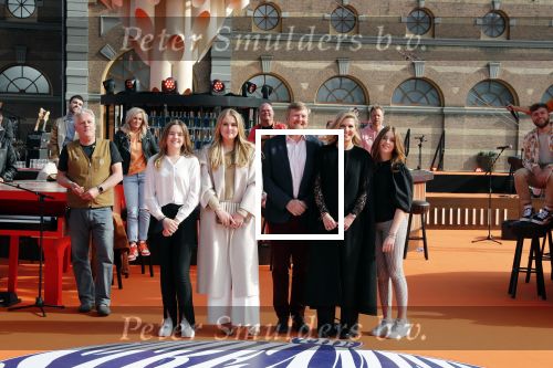 Den Haag 28 april 2021
Concert the streamers bij paleis Noordeinde. Koning Willem Alexander Koningin Maxima prinses Amalia Alexia Ariane zijn aanwezig . The streamers bestaan oa uit Guus Meeuwis Thomas Acda Paul deMunnik Roel v Velzen Raycoon Nick Schilder Simon Keizer Paul de Leeuw Davina Michelle Rolf Sanchez Maan Suzanne en Freek Armin v Buuren Danny Vera Sanne Hans (Miss Montreal) Duncan Laurence Frank Lammers Diggy Dex Kraantje Pappie