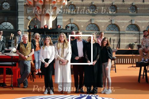 Den Haag 28 april 2021
Concert the streamers bij paleis Noordeinde. Koning Willem Alexander Koningin Maxima prinses Amalia Alexia Ariane zijn aanwezig . The streamers bestaan oa uit Guus Meeuwis Thomas Acda Paul deMunnik Roel v Velzen Raycoon Nick Schilder Simon Keizer Paul de Leeuw Davina Michelle Rolf Sanchez Maan Suzanne en Freek Armin v Buuren Danny Vera Sanne Hans (Miss Montreal) Duncan Laurence Frank Lammers Diggy Dex Kraantje Pappie