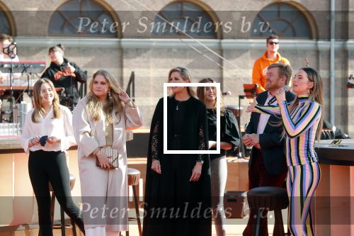 Den Haag 28 april 2021
Concert the streamers bij paleis Noordeinde. Koning Willem Alexander Koningin Maxima prinses Amalia Alexia Ariane zijn aanwezig . The streamers bestaan oa uit Guus Meeuwis Thomas Acda Paul deMunnik Roel v Velzen Raycoon Nick Schilder Simon Keizer Paul de Leeuw Davina Michelle Rolf Sanchez Maan Suzanne en Freek Armin v Buuren Danny Vera Sanne Hans (Miss Montreal) Duncan Laurence Frank Lammers Diggy Dex Kraantje Pappie