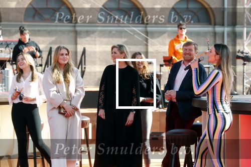 Den Haag 28 april 2021
Concert the streamers bij paleis Noordeinde. Koning Willem Alexander Koningin Maxima prinses Amalia Alexia Ariane zijn aanwezig . The streamers bestaan oa uit Guus Meeuwis Thomas Acda Paul deMunnik Roel v Velzen Raycoon Nick Schilder Simon Keizer Paul de Leeuw Davina Michelle Rolf Sanchez Maan Suzanne en Freek Armin v Buuren Danny Vera Sanne Hans (Miss Montreal) Duncan Laurence Frank Lammers Diggy Dex Kraantje Pappie