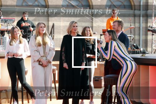 Den Haag 28 april 2021
Concert the streamers bij paleis Noordeinde. Koning Willem Alexander Koningin Maxima prinses Amalia Alexia Ariane zijn aanwezig . The streamers bestaan oa uit Guus Meeuwis Thomas Acda Paul deMunnik Roel v Velzen Raycoon Nick Schilder Simon Keizer Paul de Leeuw Davina Michelle Rolf Sanchez Maan Suzanne en Freek Armin v Buuren Danny Vera Sanne Hans (Miss Montreal) Duncan Laurence Frank Lammers Diggy Dex Kraantje Pappie