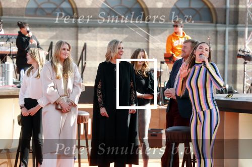 Den Haag 28 april 2021
Concert the streamers bij paleis Noordeinde. Koning Willem Alexander Koningin Maxima prinses Amalia Alexia Ariane zijn aanwezig . The streamers bestaan oa uit Guus Meeuwis Thomas Acda Paul deMunnik Roel v Velzen Raycoon Nick Schilder Simon Keizer Paul de Leeuw Davina Michelle Rolf Sanchez Maan Suzanne en Freek Armin v Buuren Danny Vera Sanne Hans (Miss Montreal) Duncan Laurence Frank Lammers Diggy Dex Kraantje Pappie