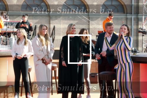 Den Haag 28 april 2021
Concert the streamers bij paleis Noordeinde. Koning Willem Alexander Koningin Maxima prinses Amalia Alexia Ariane zijn aanwezig . The streamers bestaan oa uit Guus Meeuwis Thomas Acda Paul deMunnik Roel v Velzen Raycoon Nick Schilder Simon Keizer Paul de Leeuw Davina Michelle Rolf Sanchez Maan Suzanne en Freek Armin v Buuren Danny Vera Sanne Hans (Miss Montreal) Duncan Laurence Frank Lammers Diggy Dex Kraantje Pappie