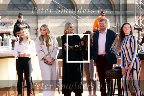 Den Haag 28 april 2021
Concert the streamers bij paleis Noordeinde. Koning Willem Alexander Koningin Maxima prinses Amalia Alexia Ariane zijn aanwezig . The streamers bestaan oa uit Guus Meeuwis Thomas Acda Paul deMunnik Roel v Velzen Raycoon Nick Schilder Simon Keizer Paul de Leeuw Davina Michelle Rolf Sanchez Maan Suzanne en Freek Armin v Buuren Danny Vera Sanne Hans (Miss Montreal) Duncan Laurence Frank Lammers Diggy Dex Kraantje Pappie