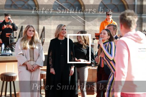 Den Haag 28 april 2021
Concert the streamers bij paleis Noordeinde. Koning Willem Alexander Koningin Maxima prinses Amalia Alexia Ariane zijn aanwezig . The streamers bestaan oa uit Guus Meeuwis Thomas Acda Paul deMunnik Roel v Velzen Raycoon Nick Schilder Simon Keizer Paul de Leeuw Davina Michelle Rolf Sanchez Maan Suzanne en Freek Armin v Buuren Danny Vera Sanne Hans (Miss Montreal) Duncan Laurence Frank Lammers Diggy Dex Kraantje Pappie