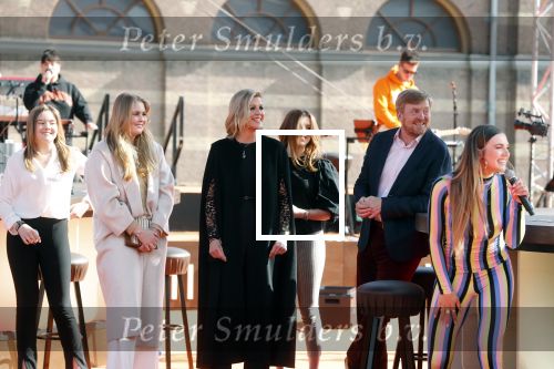 Den Haag 28 april 2021
Concert the streamers bij paleis Noordeinde. Koning Willem Alexander Koningin Maxima prinses Amalia Alexia Ariane zijn aanwezig . The streamers bestaan oa uit Guus Meeuwis Thomas Acda Paul deMunnik Roel v Velzen Raycoon Nick Schilder Simon Keizer Paul de Leeuw Davina Michelle Rolf Sanchez Maan Suzanne en Freek Armin v Buuren Danny Vera Sanne Hans (Miss Montreal) Duncan Laurence Frank Lammers Diggy Dex Kraantje Pappie