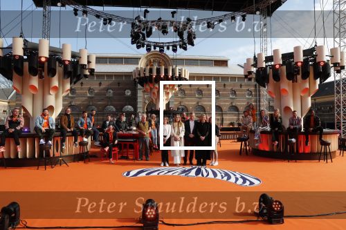 Den Haag 28 april 2021
Concert the streamers bij paleis Noordeinde. Koning Willem Alexander Koningin Maxima prinses Amalia Alexia Ariane zijn aanwezig . The streamers bestaan oa uit Guus Meeuwis Thomas Acda Paul deMunnik Roel v Velzen Raycoon Nick Schilder Simon Keizer Paul de Leeuw Davina Michelle Rolf Sanchez Maan Suzanne en Freek Armin v Buuren Danny Vera Sanne Hans (Miss Montreal) Duncan Laurence Frank Lammers Diggy Dex Kraantje Pappie