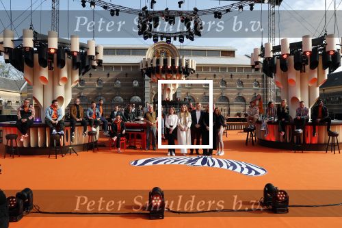 Den Haag 28 april 2021
Concert the streamers bij paleis Noordeinde. Koning Willem Alexander Koningin Maxima prinses Amalia Alexia Ariane zijn aanwezig . The streamers bestaan oa uit Guus Meeuwis Thomas Acda Paul deMunnik Roel v Velzen Raycoon Nick Schilder Simon Keizer Paul de Leeuw Davina Michelle Rolf Sanchez Maan Suzanne en Freek Armin v Buuren Danny Vera Sanne Hans (Miss Montreal) Duncan Laurence Frank Lammers Diggy Dex Kraantje Pappie