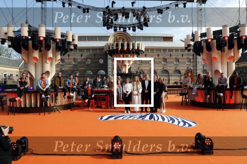 Den Haag 28 april 2021
Concert the streamers bij paleis Noordeinde. Koning Willem Alexander Koningin Maxima prinses Amalia Alexia Ariane zijn aanwezig . The streamers bestaan oa uit Guus Meeuwis Thomas Acda Paul deMunnik Roel v Velzen Raycoon Nick Schilder Simon Keizer Paul de Leeuw Davina Michelle Rolf Sanchez Maan Suzanne en Freek Armin v Buuren Danny Vera Sanne Hans (Miss Montreal) Duncan Laurence Frank Lammers Diggy Dex Kraantje Pappie