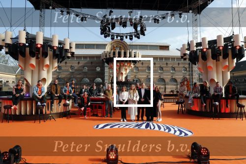 Den Haag 28 april 2021
Concert the streamers bij paleis Noordeinde. Koning Willem Alexander Koningin Maxima prinses Amalia Alexia Ariane zijn aanwezig . The streamers bestaan oa uit Guus Meeuwis Thomas Acda Paul deMunnik Roel v Velzen Raycoon Nick Schilder Simon Keizer Paul de Leeuw Davina Michelle Rolf Sanchez Maan Suzanne en Freek Armin v Buuren Danny Vera Sanne Hans (Miss Montreal) Duncan Laurence Frank Lammers Diggy Dex Kraantje Pappie