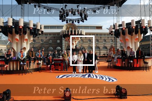 Den Haag 28 april 2021
Concert the streamers bij paleis Noordeinde. Koning Willem Alexander Koningin Maxima prinses Amalia Alexia Ariane zijn aanwezig . The streamers bestaan oa uit Guus Meeuwis Thomas Acda Paul deMunnik Roel v Velzen Raycoon Nick Schilder Simon Keizer Paul de Leeuw Davina Michelle Rolf Sanchez Maan Suzanne en Freek Armin v Buuren Danny Vera Sanne Hans (Miss Montreal) Duncan Laurence Frank Lammers Diggy Dex Kraantje Pappie