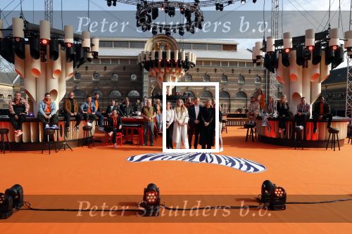 Den Haag 28 april 2021
Concert the streamers bij paleis Noordeinde. Koning Willem Alexander Koningin Maxima prinses Amalia Alexia Ariane zijn aanwezig . The streamers bestaan oa uit Guus Meeuwis Thomas Acda Paul deMunnik Roel v Velzen Raycoon Nick Schilder Simon Keizer Paul de Leeuw Davina Michelle Rolf Sanchez Maan Suzanne en Freek Armin v Buuren Danny Vera Sanne Hans (Miss Montreal) Duncan Laurence Frank Lammers Diggy Dex Kraantje Pappie