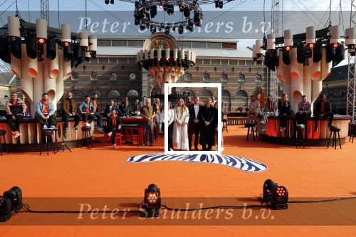 Den Haag 28 april 2021
Concert the streamers bij paleis Noordeinde. Koning Willem Alexander Koningin Maxima prinses Amalia Alexia Ariane zijn aanwezig . The streamers bestaan oa uit Guus Meeuwis Thomas Acda Paul deMunnik Roel v Velzen Raycoon Nick Schilder Simon Keizer Paul de Leeuw Davina Michelle Rolf Sanchez Maan Suzanne en Freek Armin v Buuren Danny Vera Sanne Hans (Miss Montreal) Duncan Laurence Frank Lammers Diggy Dex Kraantje Pappie