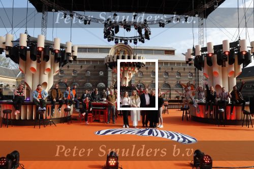 Den Haag 28 april 2021
Concert the streamers bij paleis Noordeinde. Koning Willem Alexander Koningin Maxima prinses Amalia Alexia Ariane zijn aanwezig . The streamers bestaan oa uit Guus Meeuwis Thomas Acda Paul deMunnik Roel v Velzen Raycoon Nick Schilder Simon Keizer Paul de Leeuw Davina Michelle Rolf Sanchez Maan Suzanne en Freek Armin v Buuren Danny Vera Sanne Hans (Miss Montreal) Duncan Laurence Frank Lammers Diggy Dex Kraantje Pappie