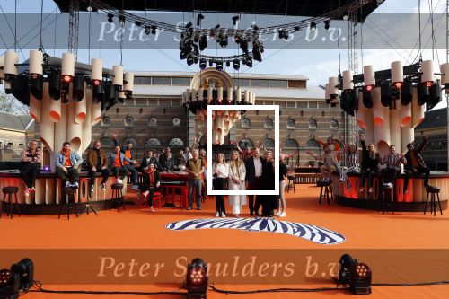 Den Haag 28 april 2021
Concert the streamers bij paleis Noordeinde. Koning Willem Alexander Koningin Maxima prinses Amalia Alexia Ariane zijn aanwezig . The streamers bestaan oa uit Guus Meeuwis Thomas Acda Paul deMunnik Roel v Velzen Raycoon Nick Schilder Simon Keizer Paul de Leeuw Davina Michelle Rolf Sanchez Maan Suzanne en Freek Armin v Buuren Danny Vera Sanne Hans (Miss Montreal) Duncan Laurence Frank Lammers Diggy Dex Kraantje Pappie