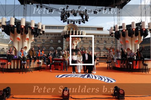 Den Haag 28 april 2021
Concert the streamers bij paleis Noordeinde. Koning Willem Alexander Koningin Maxima prinses Amalia Alexia Ariane zijn aanwezig . The streamers bestaan oa uit Guus Meeuwis Thomas Acda Paul deMunnik Roel v Velzen Raycoon Nick Schilder Simon Keizer Paul de Leeuw Davina Michelle Rolf Sanchez Maan Suzanne en Freek Armin v Buuren Danny Vera Sanne Hans (Miss Montreal) Duncan Laurence Frank Lammers Diggy Dex Kraantje Pappie