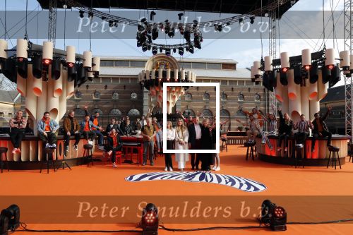 Den Haag 28 april 2021
Concert the streamers bij paleis Noordeinde. Koning Willem Alexander Koningin Maxima prinses Amalia Alexia Ariane zijn aanwezig . The streamers bestaan oa uit Guus Meeuwis Thomas Acda Paul deMunnik Roel v Velzen Raycoon Nick Schilder Simon Keizer Paul de Leeuw Davina Michelle Rolf Sanchez Maan Suzanne en Freek Armin v Buuren Danny Vera Sanne Hans (Miss Montreal) Duncan Laurence Frank Lammers Diggy Dex Kraantje Pappie