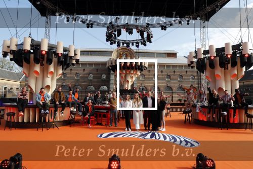 Den Haag 28 april 2021
Concert the streamers bij paleis Noordeinde. Koning Willem Alexander Koningin Maxima prinses Amalia Alexia Ariane zijn aanwezig . The streamers bestaan oa uit Guus Meeuwis Thomas Acda Paul deMunnik Roel v Velzen Raycoon Nick Schilder Simon Keizer Paul de Leeuw Davina Michelle Rolf Sanchez Maan Suzanne en Freek Armin v Buuren Danny Vera Sanne Hans (Miss Montreal) Duncan Laurence Frank Lammers Diggy Dex Kraantje Pappie