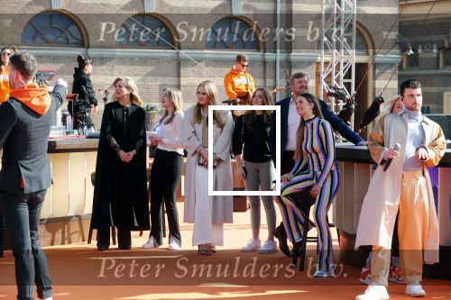 Den Haag 28 april 2021
Concert the streamers bij paleis Noordeinde. Koning Willem Alexander Koningin Maxima prinses Amalia Alexia Ariane zijn aanwezig . The streamers bestaan oa uit Guus Meeuwis Thomas Acda Paul deMunnik Roel v Velzen Raycoon Nick Schilder Simon Keizer Paul de Leeuw Davina Michelle Rolf Sanchez Maan Suzanne en Freek Armin v Buuren Danny Vera Sanne Hans (Miss Montreal) Duncan Laurence Frank Lammers Diggy Dex Kraantje Pappie