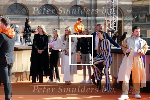 Den Haag 28 april 2021
Concert the streamers bij paleis Noordeinde. Koning Willem Alexander Koningin Maxima prinses Amalia Alexia Ariane zijn aanwezig . The streamers bestaan oa uit Guus Meeuwis Thomas Acda Paul deMunnik Roel v Velzen Raycoon Nick Schilder Simon Keizer Paul de Leeuw Davina Michelle Rolf Sanchez Maan Suzanne en Freek Armin v Buuren Danny Vera Sanne Hans (Miss Montreal) Duncan Laurence Frank Lammers Diggy Dex Kraantje Pappie