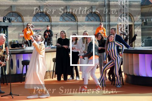 Den Haag 28 april 2021
Concert the streamers bij paleis Noordeinde. Koning Willem Alexander Koningin Maxima prinses Amalia Alexia Ariane zijn aanwezig . The streamers bestaan oa uit Guus Meeuwis Thomas Acda Paul deMunnik Roel v Velzen Raycoon Nick Schilder Simon Keizer Paul de Leeuw Davina Michelle Rolf Sanchez Maan Suzanne en Freek Armin v Buuren Danny Vera Sanne Hans (Miss Montreal) Duncan Laurence Frank Lammers Diggy Dex Kraantje Pappie