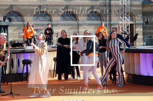 Den Haag 28 april 2021
Concert the streamers bij paleis Noordeinde. Koning Willem Alexander Koningin Maxima prinses Amalia Alexia Ariane zijn aanwezig . The streamers bestaan oa uit Guus Meeuwis Thomas Acda Paul deMunnik Roel v Velzen Raycoon Nick Schilder Simon Keizer Paul de Leeuw Davina Michelle Rolf Sanchez Maan Suzanne en Freek Armin v Buuren Danny Vera Sanne Hans (Miss Montreal) Duncan Laurence Frank Lammers Diggy Dex Kraantje Pappie