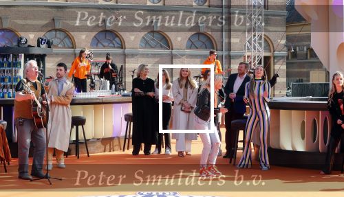 Den Haag 28 april 2021
Concert the streamers bij paleis Noordeinde. Koning Willem Alexander Koningin Maxima prinses Amalia Alexia Ariane zijn aanwezig . The streamers bestaan oa uit Guus Meeuwis Thomas Acda Paul deMunnik Roel v Velzen Raycoon Nick Schilder Simon Keizer Paul de Leeuw Davina Michelle Rolf Sanchez Maan Suzanne en Freek Armin v Buuren Danny Vera Sanne Hans (Miss Montreal) Duncan Laurence Frank Lammers Diggy Dex Kraantje Pappie