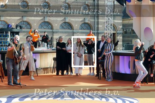 Den Haag 28 april 2021
Concert the streamers bij paleis Noordeinde. Koning Willem Alexander Koningin Maxima prinses Amalia Alexia Ariane zijn aanwezig . The streamers bestaan oa uit Guus Meeuwis Thomas Acda Paul deMunnik Roel v Velzen Raycoon Nick Schilder Simon Keizer Paul de Leeuw Davina Michelle Rolf Sanchez Maan Suzanne en Freek Armin v Buuren Danny Vera Sanne Hans (Miss Montreal) Duncan Laurence Frank Lammers Diggy Dex Kraantje Pappie