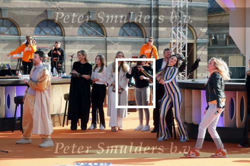 Den Haag 28 april 2021
Concert the streamers bij paleis Noordeinde. Koning Willem Alexander Koningin Maxima prinses Amalia Alexia Ariane zijn aanwezig . The streamers bestaan oa uit Guus Meeuwis Thomas Acda Paul deMunnik Roel v Velzen Raycoon Nick Schilder Simon Keizer Paul de Leeuw Davina Michelle Rolf Sanchez Maan Suzanne en Freek Armin v Buuren Danny Vera Sanne Hans (Miss Montreal) Duncan Laurence Frank Lammers Diggy Dex Kraantje Pappie