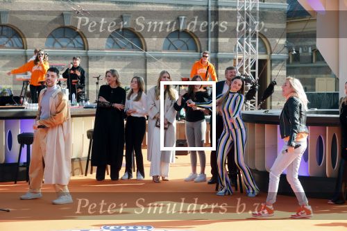 Den Haag 28 april 2021
Concert the streamers bij paleis Noordeinde. Koning Willem Alexander Koningin Maxima prinses Amalia Alexia Ariane zijn aanwezig . The streamers bestaan oa uit Guus Meeuwis Thomas Acda Paul deMunnik Roel v Velzen Raycoon Nick Schilder Simon Keizer Paul de Leeuw Davina Michelle Rolf Sanchez Maan Suzanne en Freek Armin v Buuren Danny Vera Sanne Hans (Miss Montreal) Duncan Laurence Frank Lammers Diggy Dex Kraantje Pappie