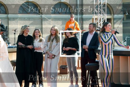 Den Haag 28 april 2021
Concert the streamers bij paleis Noordeinde. Koning Willem Alexander Koningin Maxima prinses Amalia Alexia Ariane zijn aanwezig . The streamers bestaan oa uit Guus Meeuwis Thomas Acda Paul deMunnik Roel v Velzen Raycoon Nick Schilder Simon Keizer Paul de Leeuw Davina Michelle Rolf Sanchez Maan Suzanne en Freek Armin v Buuren Danny Vera Sanne Hans (Miss Montreal) Duncan Laurence Frank Lammers Diggy Dex Kraantje Pappie