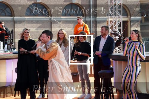 Den Haag 28 april 2021
Concert the streamers bij paleis Noordeinde. Koning Willem Alexander Koningin Maxima prinses Amalia Alexia Ariane zijn aanwezig . The streamers bestaan oa uit Guus Meeuwis Thomas Acda Paul deMunnik Roel v Velzen Raycoon Nick Schilder Simon Keizer Paul de Leeuw Davina Michelle Rolf Sanchez Maan Suzanne en Freek Armin v Buuren Danny Vera Sanne Hans (Miss Montreal) Duncan Laurence Frank Lammers Diggy Dex Kraantje Pappie