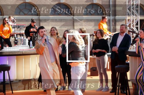 Den Haag 28 april 2021
Concert the streamers bij paleis Noordeinde. Koning Willem Alexander Koningin Maxima prinses Amalia Alexia Ariane zijn aanwezig . The streamers bestaan oa uit Guus Meeuwis Thomas Acda Paul deMunnik Roel v Velzen Raycoon Nick Schilder Simon Keizer Paul de Leeuw Davina Michelle Rolf Sanchez Maan Suzanne en Freek Armin v Buuren Danny Vera Sanne Hans (Miss Montreal) Duncan Laurence Frank Lammers Diggy Dex Kraantje Pappie