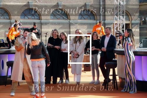 Den Haag 28 april 2021
Concert the streamers bij paleis Noordeinde. Koning Willem Alexander Koningin Maxima prinses Amalia Alexia Ariane zijn aanwezig . The streamers bestaan oa uit Guus Meeuwis Thomas Acda Paul deMunnik Roel v Velzen Raycoon Nick Schilder Simon Keizer Paul de Leeuw Davina Michelle Rolf Sanchez Maan Suzanne en Freek Armin v Buuren Danny Vera Sanne Hans (Miss Montreal) Duncan Laurence Frank Lammers Diggy Dex Kraantje Pappie