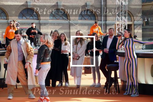 Den Haag 28 april 2021
Concert the streamers bij paleis Noordeinde. Koning Willem Alexander Koningin Maxima prinses Amalia Alexia Ariane zijn aanwezig . The streamers bestaan oa uit Guus Meeuwis Thomas Acda Paul deMunnik Roel v Velzen Raycoon Nick Schilder Simon Keizer Paul de Leeuw Davina Michelle Rolf Sanchez Maan Suzanne en Freek Armin v Buuren Danny Vera Sanne Hans (Miss Montreal) Duncan Laurence Frank Lammers Diggy Dex Kraantje Pappie