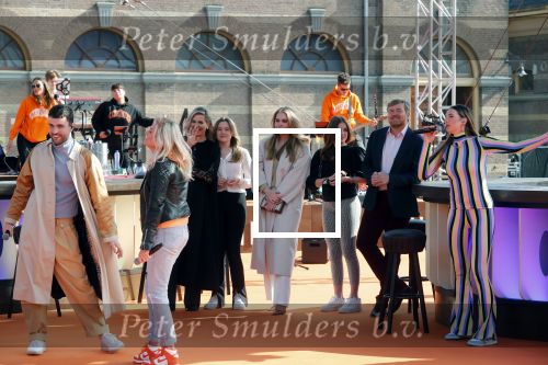 Den Haag 28 april 2021
Concert the streamers bij paleis Noordeinde. Koning Willem Alexander Koningin Maxima prinses Amalia Alexia Ariane zijn aanwezig . The streamers bestaan oa uit Guus Meeuwis Thomas Acda Paul deMunnik Roel v Velzen Raycoon Nick Schilder Simon Keizer Paul de Leeuw Davina Michelle Rolf Sanchez Maan Suzanne en Freek Armin v Buuren Danny Vera Sanne Hans (Miss Montreal) Duncan Laurence Frank Lammers Diggy Dex Kraantje Pappie