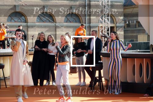Den Haag 28 april 2021
Concert the streamers bij paleis Noordeinde. Koning Willem Alexander Koningin Maxima prinses Amalia Alexia Ariane zijn aanwezig . The streamers bestaan oa uit Guus Meeuwis Thomas Acda Paul deMunnik Roel v Velzen Raycoon Nick Schilder Simon Keizer Paul de Leeuw Davina Michelle Rolf Sanchez Maan Suzanne en Freek Armin v Buuren Danny Vera Sanne Hans (Miss Montreal) Duncan Laurence Frank Lammers Diggy Dex Kraantje Pappie