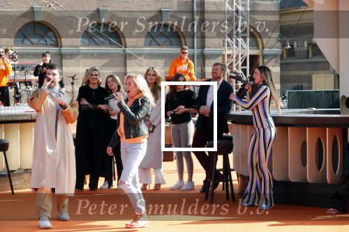 Den Haag 28 april 2021
Concert the streamers bij paleis Noordeinde. Koning Willem Alexander Koningin Maxima prinses Amalia Alexia Ariane zijn aanwezig . The streamers bestaan oa uit Guus Meeuwis Thomas Acda Paul deMunnik Roel v Velzen Raycoon Nick Schilder Simon Keizer Paul de Leeuw Davina Michelle Rolf Sanchez Maan Suzanne en Freek Armin v Buuren Danny Vera Sanne Hans (Miss Montreal) Duncan Laurence Frank Lammers Diggy Dex Kraantje Pappie