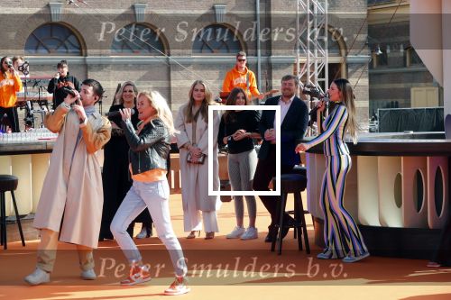 Den Haag 28 april 2021
Concert the streamers bij paleis Noordeinde. Koning Willem Alexander Koningin Maxima prinses Amalia Alexia Ariane zijn aanwezig . The streamers bestaan oa uit Guus Meeuwis Thomas Acda Paul deMunnik Roel v Velzen Raycoon Nick Schilder Simon Keizer Paul de Leeuw Davina Michelle Rolf Sanchez Maan Suzanne en Freek Armin v Buuren Danny Vera Sanne Hans (Miss Montreal) Duncan Laurence Frank Lammers Diggy Dex Kraantje Pappie