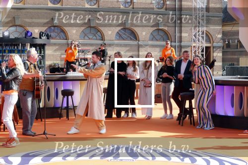 Den Haag 28 april 2021
Concert the streamers bij paleis Noordeinde. Koning Willem Alexander Koningin Maxima prinses Amalia Alexia Ariane zijn aanwezig . The streamers bestaan oa uit Guus Meeuwis Thomas Acda Paul deMunnik Roel v Velzen Raycoon Nick Schilder Simon Keizer Paul de Leeuw Davina Michelle Rolf Sanchez Maan Suzanne en Freek Armin v Buuren Danny Vera Sanne Hans (Miss Montreal) Duncan Laurence Frank Lammers Diggy Dex Kraantje Pappie