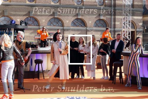 Den Haag 28 april 2021
Concert the streamers bij paleis Noordeinde. Koning Willem Alexander Koningin Maxima prinses Amalia Alexia Ariane zijn aanwezig . The streamers bestaan oa uit Guus Meeuwis Thomas Acda Paul deMunnik Roel v Velzen Raycoon Nick Schilder Simon Keizer Paul de Leeuw Davina Michelle Rolf Sanchez Maan Suzanne en Freek Armin v Buuren Danny Vera Sanne Hans (Miss Montreal) Duncan Laurence Frank Lammers Diggy Dex Kraantje Pappie