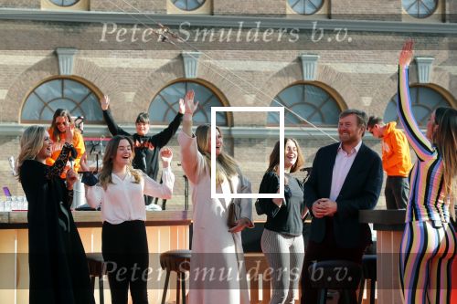 Den Haag 28 april 2021
Concert the streamers bij paleis Noordeinde. Koning Willem Alexander Koningin Maxima prinses Amalia Alexia Ariane zijn aanwezig . The streamers bestaan oa uit Guus Meeuwis Thomas Acda Paul deMunnik Roel v Velzen Raycoon Nick Schilder Simon Keizer Paul de Leeuw Davina Michelle Rolf Sanchez Maan Suzanne en Freek Armin v Buuren Danny Vera Sanne Hans (Miss Montreal) Duncan Laurence Frank Lammers Diggy Dex Kraantje Pappie