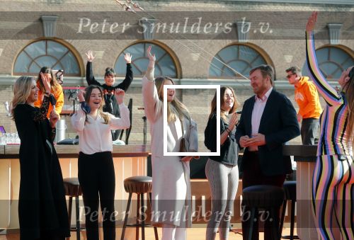 Den Haag 28 april 2021
Concert the streamers bij paleis Noordeinde. Koning Willem Alexander Koningin Maxima prinses Amalia Alexia Ariane zijn aanwezig . The streamers bestaan oa uit Guus Meeuwis Thomas Acda Paul deMunnik Roel v Velzen Raycoon Nick Schilder Simon Keizer Paul de Leeuw Davina Michelle Rolf Sanchez Maan Suzanne en Freek Armin v Buuren Danny Vera Sanne Hans (Miss Montreal) Duncan Laurence Frank Lammers Diggy Dex Kraantje Pappie