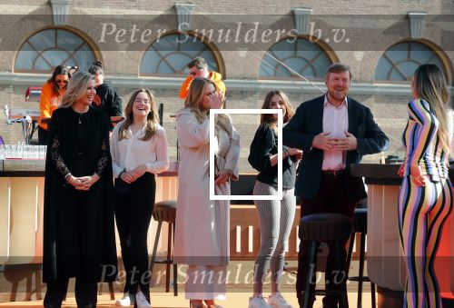 Den Haag 28 april 2021
Concert the streamers bij paleis Noordeinde. Koning Willem Alexander Koningin Maxima prinses Amalia Alexia Ariane zijn aanwezig . The streamers bestaan oa uit Guus Meeuwis Thomas Acda Paul deMunnik Roel v Velzen Raycoon Nick Schilder Simon Keizer Paul de Leeuw Davina Michelle Rolf Sanchez Maan Suzanne en Freek Armin v Buuren Danny Vera Sanne Hans (Miss Montreal) Duncan Laurence Frank Lammers Diggy Dex Kraantje Pappie