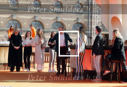 Den Haag 28 april 2021
Concert the streamers bij paleis Noordeinde. Koning Willem Alexander Koningin Maxima prinses Amalia Alexia Ariane zijn aanwezig . The streamers bestaan oa uit Guus Meeuwis Thomas Acda Paul deMunnik Roel v Velzen Raycoon Nick Schilder Simon Keizer Paul de Leeuw Davina Michelle Rolf Sanchez Maan Suzanne en Freek Armin v Buuren Danny Vera Sanne Hans (Miss Montreal) Duncan Laurence Frank Lammers Diggy Dex Kraantje Pappie