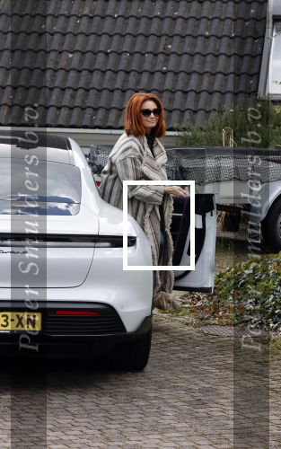 Alkmaar Stompetoren 5 april 2021
Marco en Leontine Borsato rijden met zijn porsche Taycan naar het huis van zijn moeder Mary om pasen te vieren