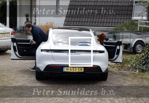 Alkmaar Stompetoren 5 april 2021
Leontine Borsato en Marco Borsato rijden met de porsche Taycan naar het huis van zijn moeder Mary om pasen te vieren